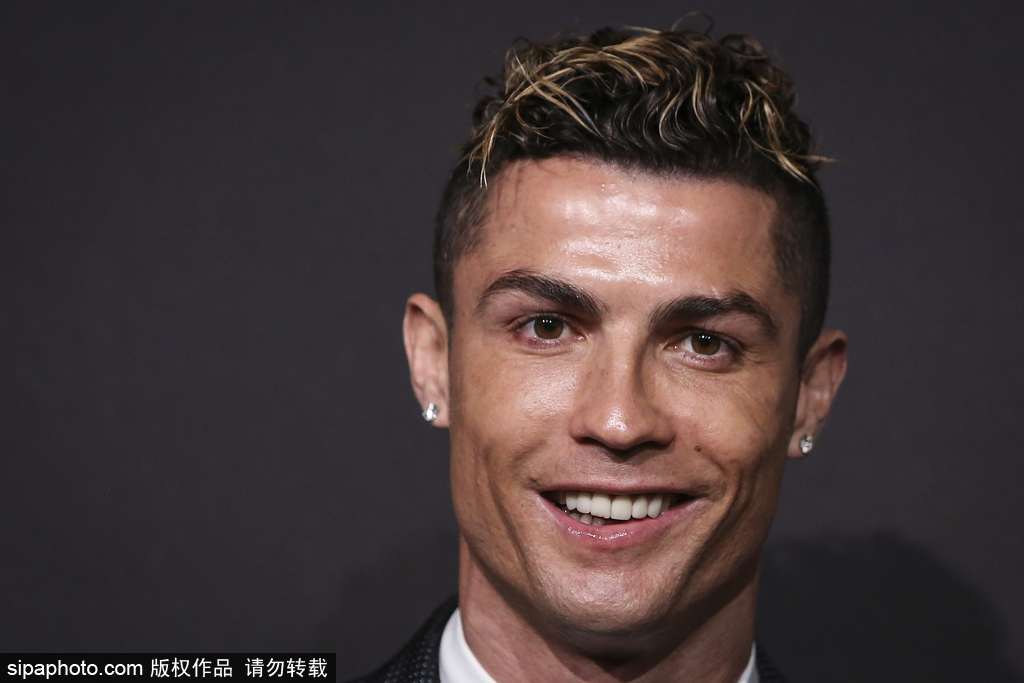 他以一打二 他以一打二